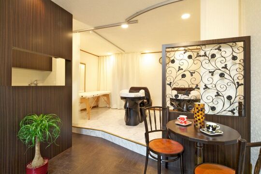 【河内小阪】◇◆社会保険完備◆住宅手当あり◆◇元気と笑顔あふれるアットホームサロン！完全マンツーマンのレッスンで着実に成長していけます。着付けやメイクも学べちゃう「スカーレット（スカーレット）」からアシスタント（美容師）の求人☆★☆