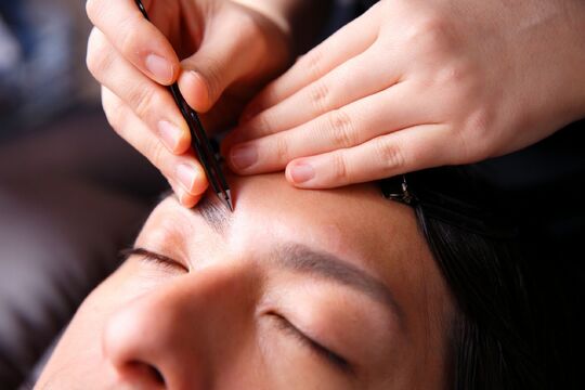 【梅田】◆メンズアイブロウサロン◆社会保険完備◆完全週休2日制◆休憩1時間保障◆毎日のミーティングや残業ナシ◆完全個室or半個室◆やりがいを感じながら、安心して働ける環境です！「from-E 梅田店（フロムイーウメダテン）」からアイブロウリストの求人☆☆