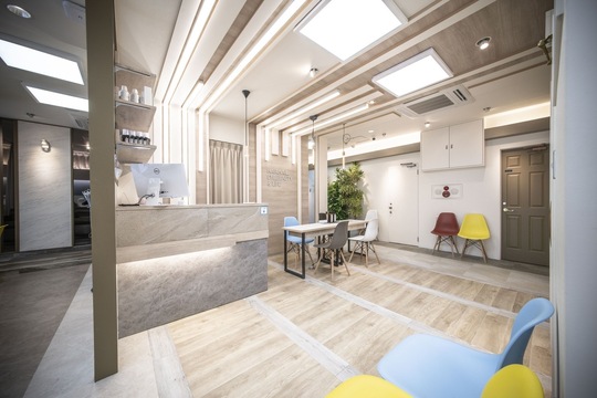 【小倉駅】≪デビューまで2年以内・営業中レッスンOK・20時までに退勤可能・社会保険完備≫安心のカリキュラムで一人ひとりにピッタリなペースでスタイリストデビューを目指せるトータルビューティーサロン「THE bleach kokura 髪質改善特化型（ザブリーチコクラカミシツカイゼントッカガタ）」からアシスタント（美容師）の求人★☆