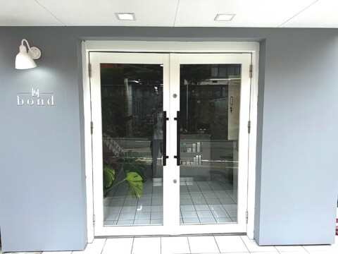 【平尾】≪月22万円の保障給あり・勤務時間や日数の相談OK・マンツーマン接客≫初めて業務委託に挑戦する美容師さんも大歓迎！マンツーマン接客でお客様一人ひとりに向き合った施術ができるヘアサロン「bond（ボンド）」からスタイリスト（美容師）の求人☆★