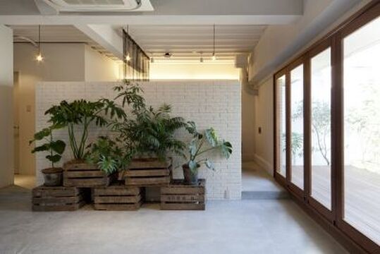 【岡町】≪24万円~≫≪マイカー通勤OK ≫≪完全週休2⽇制≫⼀⼈ひとりのお客様とじっくり向き合い⻑いお付き合いを…やわらかな⼈柄のスタッフさんと爽やかな空間☆ナチュラルな空気感が魅⼒の「Hua（フア）」からスタイリスト（美容師）の求⼈★☆