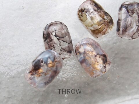 【京都駅】ニュアンスネイルが人気なサロン！≪19時までの営業≫≪月8日休み≫≪月給21万円～≫≪社会保険完備≫「THROW KYOTO（スロウキョウト）」からネイリス（ネイル）の求人★★