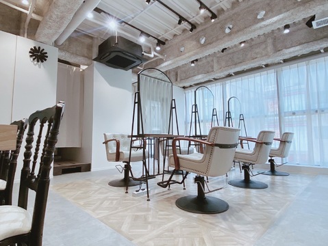 【池袋】≪産休育休実績あり≫≪最低保障給30～35万円≫≪社会保険完備≫スタッフの7割が女性！産休育休の実績もあり女性の方でも安心して働くことのできる環境です！希望者は着付けやメイクも学ぶことができ、様々なスキルアップが可能です。「Lill arch（リルアーチ）」からスタイリスト（美容師）の求人★☆