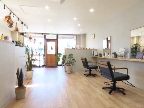 【津幡】◆社会保険完備・完全週休2日制・土日休み月2回までOK・17時半で営業終了◆女性が長く活躍できる環境に特化し、ママさんも働きやすい！体力面も無理なく、プライベートも重視できるマンツーマンサロン「ehon（エホン）」からスタイリスト（美容師）の求人☆☆