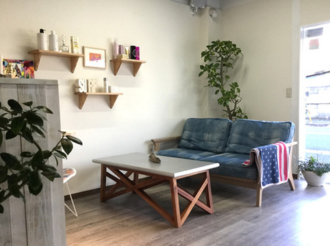 【東岸和田】≪2年デビュー≫≪月7日休み≫少人数制なのでマンツーマンでしっかり技術指導してもらえる環境！男女問わず幅広い年齢層のお客様が通われる「Little cue（リトル キュー）」からアシスタント（美容師）の求人★☆