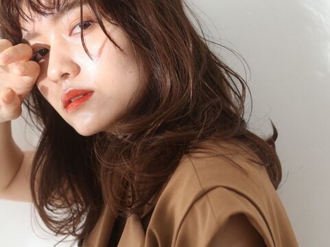 【江坂】≪最低保証給1日15000円！≫≪マンツーマンの接客で平均月収50万円以上≫指名50%／フリー40%の還元率に抜群の集客で高収入のスタッフ多数！マンツーマンで接客出来るので単価を上げやすくお客様としっかり向き合えます！スタッフ同士仲が良いトレンドサロン！「Sourire by milly 江坂（スリールバイミリーエサカ）」からスタイリスト（美容師）の求人☆★☆