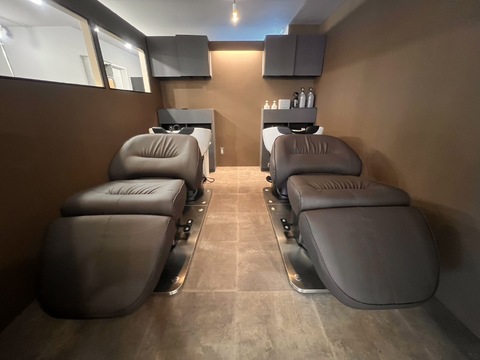 【南森町】≪在籍スタッフの報酬は40万円前後≫≪最低保障給あり≫≪入客に心配のない集客力≫業務委託が初めての方もサポート体制があるので安心ですよ！自由出勤制度でON OFFのメリハリをつけられます！多数の薬剤を取り扱い豊富なメニューで単価アップもしやすいサロン！「Ameri cocoro. 南森町店（アメリココロミナミモリマチテン）」からスタイリスト（美容師）の求人☆★