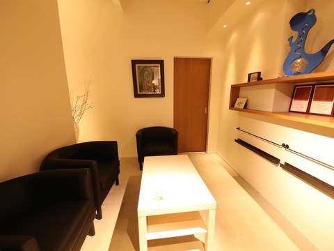 【長岡京】≪完全週休2日制≫≪家賃補助or寮完備≫ブラザー・シスター制度や時間内レッスンなど成長できる環境がたくさんです！BEE’Z 本店（ビーズ ホンテン）からアシスタント（美容師）の求人☆★☆