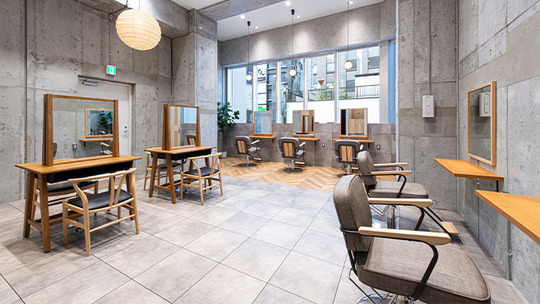 【三河田原】最大210万円保証！抜群の集客と≪技術売上42％～74％の高還元≫が人気で月報酬35万円以上稼ぐスタッフが多数活躍中！週休2日や土日のお休みなど自分の生活に合わせた勤務も相談可能です「FLAG by HEADLIGHT 愛知田原店（フラッグバイヘッドライトアイチタハラテン）」からスタイリスト（美容師）の求人★☆