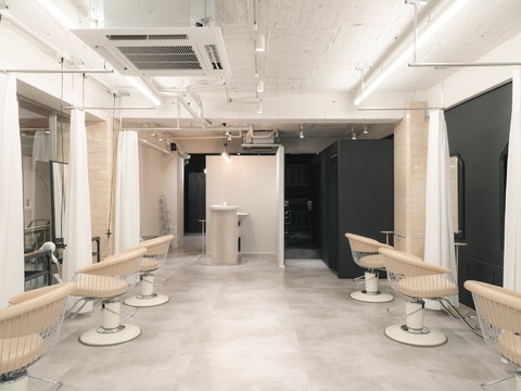 【東梅田】≪デビュー初月70万円以上の月給実績＆22歳デビュー初月270万円売り上げ実績あり！≫≪整った教育体制≫≪早番は19時台に退勤可能≫≪朝レッスンメイン≫≪昼食代支給≫スタッフ仲が良く風通しの良い環境で和気あいあいと働けます。縮毛矯正、デザインカラー、エクステとオールマイティーに技術が身に付きます「SIGMA LATTE（シグマラテ）」からアシスタント（美容師）の求人★☆