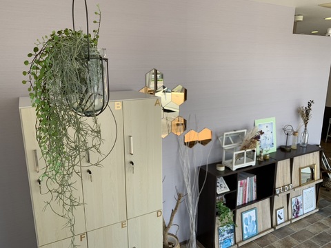 【名張】≪未経験・通信生・新卒生歓迎≫≪社会保険完備≫≪月8日休み≫≪20時迄に退勤可能≫≪最短1年デビュー可≫≪有給休暇あり≫ナチュラル系ヘアサロン！落ち着いた雰囲気の内装で、お客様の髪のお悩みを解決！一人ひとりに合わせてレッスンを行っていきます！「anela hair design（アネラヘアーデザイン）」からアシスタント（美容師）の求人☆☆