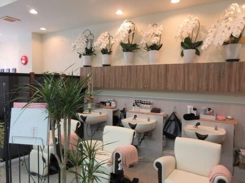 【和泉府中】 社会保険完備  月8日休み  早期デビュー可能 K2創業者『廣瀬健司さん』プロデュースの地域郊外型ヘアサロン☆サロン運営のノウハウを学ぶことができる環境です！b by boss（ビーバイボス）からアシスタント（美容師）の求人☆★