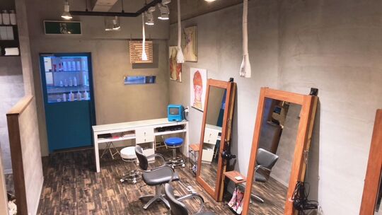 【北大路】≪完全週休2日制≫≪社会保険完備≫≪土日休み相談OK≫ダブルカラーやインナーカラー、ブリーチなど特殊なカラーのオーダーも多いサロン！入客チャンス多数！デザインカラーが好きな方にもおすすめ！「FLOPNIK（フロップニク）」からスタイリスト（美容師）の求人☆★☆