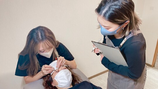 【浦和駅】≪自由出勤制≫≪保障給あり≫≪土日祝の休み取得可能≫≪モデル集めサポートあり≫≪充実した研修制度あり≫自分らしく働けて、お客様の“なりたい”に応える！技術が好きなあなたにぴったりの成長できるアイラッシュサロン！「salon the KAFUU（サロンザカフー）」からアイリスト（まつげエクステ・まつげパーマ・アイブロウ）の求人☆★☆