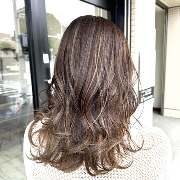 【六十谷】≪完全週休2日≫≪日曜休みあり≫≪有給休暇あり≫≪月給23万円＋歩合≫≪社会保険完備≫幅広い層に愛される地域密着サロンです！髪質改善、デザインカラーなど単価を上げれるメニューも豊富です。パートは平日のみでもOKです！「Un（アン）」からスタイリスト（美容師）の求人★☆