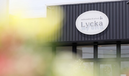 【英賀保】≪社会保険完備≫≪日曜定休≫≪GW休暇あり≫実働8時間・19時までには退勤可能のため、体力的にも負担なく働けます！ネイルアイのトータルビューティーサロン！「naileyesalon&school Lycka（ネイルアイサロンアンドスクールリッカ）」からアイリスト（まつげエクステ・まつげパーマ・アイブロウ）の求人☆☆