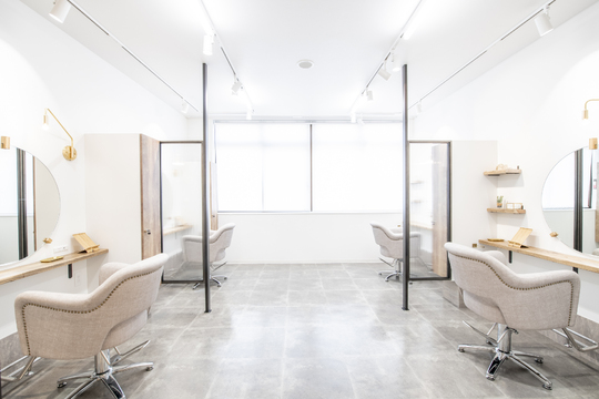 【新越谷】◆産休育休実績あり・有給取得率100％・19時までに退勤可能・社会保険完備◆半個室の店内で、ひとり一人のお客様としっかり向きえます。幅広い薬剤のラインナップも人気の秘訣「SHEER 新越谷店（シアシコシガヤテン）」からスタイリスト（美容師）の求人☆★