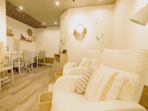 【山手】≪髪色、ネイル自由・土日休みや連休の取得OK！・客単価10000円の高単価サロン・口コミ高評価多数！≫お客様ひとりひとりと丁寧に向き合えます！仕事とプライベートを両立させられる自由度の高い勤務体系で、スタッフ満足度も高いサロン「Nail＆Eye Emmy（ネイルアンドアイエミー）」からネイリスト（ネイル）の求人☆☆