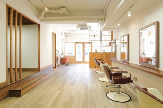 【塚口】≪社会保険完備≫≪月8,9日休み≫ON・OFFをしっかりメリハリつけて働くことが出来る環境！地域密着なので、お客様との距離が近く、スタッフさんとオーナーさんもとても仲が良いので楽しく働けるサロン「HairPartner chill out（ヘアーパートナーチルアウト）」からスタイリスト（美容師）の求人☆★☆