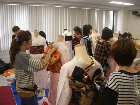 【秋川】≪16時までの勤務OK≫≪社会保険完備≫ブランクが心配な方やママさん美容師も大歓迎！長く働いてもらうことができる環境が人気のお店です！「SUGIMOTO あきる野店（スギモトアキルノテン）」からアシスタント（美容師）の求人☆★