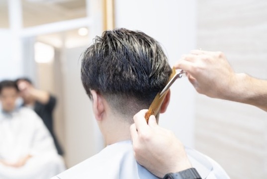 【東京駅】≪完全週休2日制≫≪実働7.5～8時間≫≪社会保険完備≫≪20時迄に退勤OK≫最短1年半でスタイリストデビュー可能！充実した福利厚生で安心して長く働ける環境！髪質改善に特化した男性専門サロン！「ヘアメディカルサロン東京（ヘアメディカルサロントウキョウ）」からアシスタント（美容師）の求人★☆