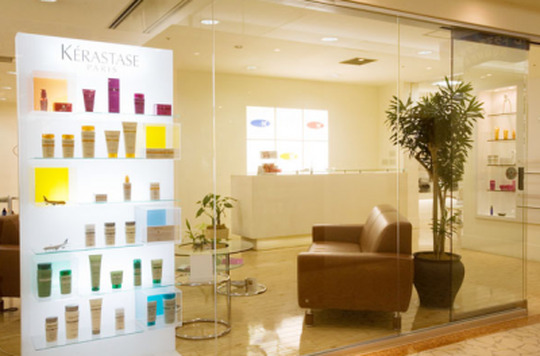 【豊中】駅直結の好立地☆アシスタント月給16.5〜20万円★チームワーク抜群★10名以上のスタッフが協力し合いながら皆でサロンを盛り上げています♪未経験・新卒生・通信生も歓迎♪“M2 HAIR CREATORS（エムツー ヘアークリエイターズ）”からアシスタント（美容師）の求人☆★☆