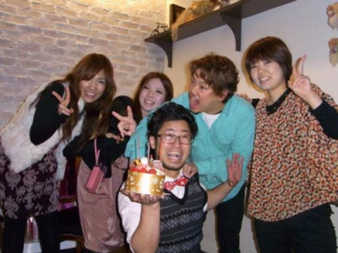 【摂津市】◇◆社会保険完備◆カット入客チャンスあり◆◇入社3年目ST約30万円の給与！入客チャンスの多い右肩上がりの会社で、高額月給も狙っていけますよ★King’s Berry(キングスベリィ)からスタイリスト(美容師)の求人☆★