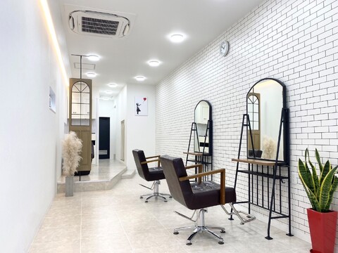 【今津】≪貴方はいつまで低単価・長時間労働で頑張れますか？≫≪正社員は最低保障給23万円！≫≪委託は最低保障給月25万円≫≪土日休みOK≫≪夏季冬季休暇・有給休暇あり≫ダメージレスなハイトーンカラーが人気！「innocence 今津店（イノセンスイマヅテン）」からスタイリスト（美容師）の求人☆★