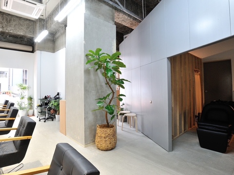 【谷町四丁目】≪月8日休み≫≪入客チャンスあり≫平均客単価10000円以上！デザインカラーがウリなのでカラーが好きな方にもオススメ！客層は20～30代の女性がメインのサロン！「Le’a（レア）」からスタイリスト（美容師）の求人☆★