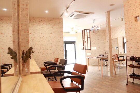 【久留米】TVの取材も受ける人気サロンからスタッフ大募集！！完全歩合制≪40～60％還元≫やればやるだけ高収入が可能な環境！！グループ店では100万円報酬を受取るスタッフも在籍している「EIL hair Garden（エイルヘアーガーデン）」からスタイリスト（美容師）の求人★☆