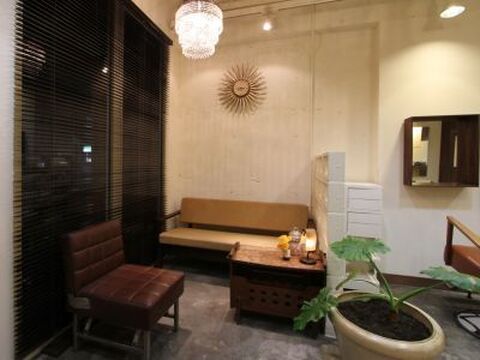 【服部天神】美容を通じて関わる人を楽しく、ハッピーに☆地域密着で小規模・優しい雰囲気のカジュアルヘアサロン♪美容師として長く働ける環境作りをしています！C`EST LA VIE（セラヴィ）からアシスタント（美容師）の求人★☆