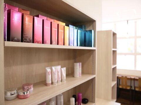 【信達】≪20時までに退勤OK≫≪日曜日定休あり≫未経験・通信生・新卒生歓迎！頑張り次第では最短2年でデビュー可能なので、スタイリストとして活躍できる日も近いですよ！ドライカットがウリのサロン「LafuLaha（ラフラハ）」からアシスタント（美容師）の求人★☆