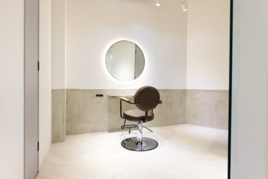 【飯田橋】≪完全週休2日制≫≪土日休みOK≫≪社会保険完備≫≪マンツーマン施術OK≫≪実働8時間≫≪客単価12000円≫半個室・完全個室完備の髪質改善特化サロン！働き方の自由度は高く、プライベートもしっかり充実させられる環境です！「eN° by youres hair 飯田橋店（エンバイユアーズヘアイイダバシテン）」からスタイリスト（美容師）の求人★☆