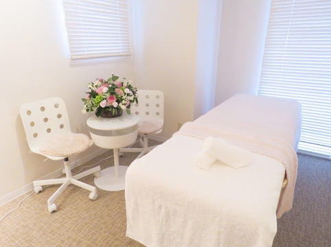 【天神】≪月休10～12日・社会保険完備・平均月給28万円・未経験OK・売上ノルマなし≫充実した研修体制で新たな技術を習得できます！福利厚生が充実しており働きやすい環境！鼻矯正と小顔矯正に特化したエステサロン「隆鼻矯正専門店 Raplit 福岡天神店（リュウビキョウセイセンモンテンラプリフクオカテンジンテン）」からエステティシャンの求人☆☆