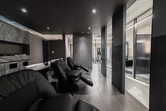 【教育大前駅】≪総支給60万円の支給実績あり・月休8～10日・社会保険完備・平均18～19時退勤・サロン駐車場あり≫性別問わず多数のお客様がご来店！福利厚生が充実しており入客チャンスも多数あるヘアサロン「CHERiR（シェリール）」からスタイリスト（美容師）の求人★☆