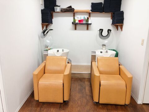 【交野市駅】≪19時までに退勤≫≪月給27万円〜≫≪月8,9日休み≫≪社会保険完備≫リーズナブルな価格でもしっかりした接客と技術！口コミ高評価で幅広い世代に愛されてます！「Re:Style15＋ 交野店（リスタイルフィフティーンプラスカタノテン）」からスタイリスト（美容師）の求人☆☆