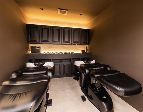 【天神橋筋六丁目】≪社会保険完備≫≪最短1年半でスタイリストデビュー≫≪マンツーマンレッスン≫≪縮毛矯正＆髪質改善特化サロン≫≪客単価1万5000円≫≪完全週休2日制≫客層20代メイン、内装もオシャレでオススメのサロンです！髪質改善を極めたい方へオススメ！「Hui.（フイ）」からアシスタント（美容師）の求人☆★