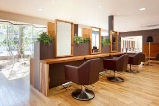 【山吹】≪社会保険あり≫元気に全員接客！個性を伸ばしてチームで戦うサロンです！スパも着付けも、トータルに学べますよ。地域密着の人気サロン「SAKURA Beauty village（サクラビューティービレッジ）」からアシスタント（美容師）の求人☆★☆