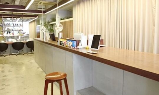 【JR元町】メディアを通じてクリエイティブな活動なども出来るので、どんどん成長出来る！サロンの質はもちろん、福利厚生もしっかりしているので安心して働けるヘアサロン「CHEST 神戸本店（チェストコウベホンテン）」からアシスタント（美容師）の求人☆★☆