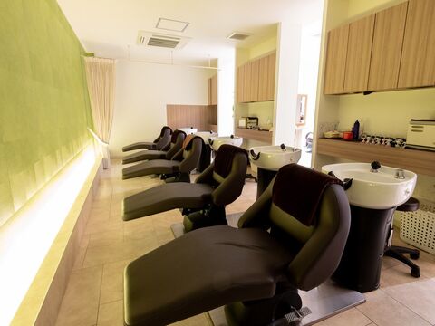 【津島駅】≪完全週休二日制≫≪社会保険完備≫男女問わずたくさんのお客様が来店！今までの技術を生かしつつしっかり入客出来るサロンです。「UNDERTREE GARDEN（アンダートゥリーガーデン）」からスタイリスト（美容師・理容師）の求人☆★