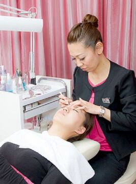 【烏丸】《休日数の選択OK★社会保険完備★ボーナス年2回★未経験も歓迎！》長年のノウハウを活かした充実の研修制度を用意しています！正社員への切り替えも可能！ピアスグループが運営するパーツビューティサロン“インフェイシャス”からアイリスト（アイデザイナー・まつげエクステ・アイブロウ）の求人☆☆