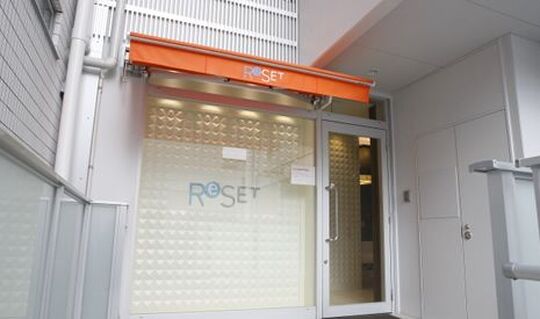 【JR高槻駅前】≪保障給最大月36万円≫≪フリー46％／指名51％還元≫≪マンツーマン≫≪高品質の薬剤使用≫フルタイム勤務で高収入も時短勤務も可能な働き方が出来る体制です！「ReSET JR高槻店（リセットジェイアールタカツキテン）」からスタイリスト（美容師）の求人☆★