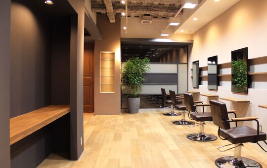 【高石駅】≪社会保険完備≫≪月給22万円スタート≫≪完全週休2日制≫美容師としてやりがいを感じられるシゴトをしたい方に！ゆったり落ち着ける癒しの空間！夜は遅くならないので、メリハリつけて働けます！「DaM（ダム）」からアシスタント（美容師）の求人☆★