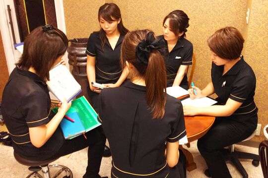 【池袋】≪月9日休み≫≪社会保険完備≫≪有給休暇あり≫本格的な技術で人気のアーユルヴェーダ専門店「e’s salon 池袋店（イーズ サロンイケブクロテン）」からエステティシャンの求人☆★☆