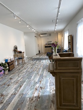 【南茨木】≪平均退社時間18時台≫≪時短勤務もOK≫≪髪質改善、ヘッドスパに注力≫≪マンツーマン施術≫≪カットカラートリートメント2時間半枠≫スタッフファーストの環境であなたの美容師経験を活かせます！「hana hair（ハナヘアー）」からスタイリスト（美容師）の求人☆★☆