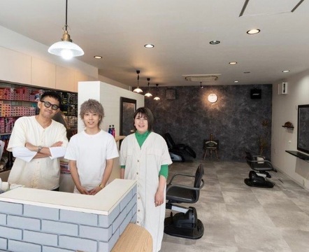 【和泉府中】≪社会保険完備≫≪日曜休みあり≫≪月8日休み≫≪平均18時半退社≫令和4年9月にリニューアルオープン！メリハリを付けてプライベートとサロンワークを両立できる環境です！基礎からしっかり習得できるサロン“WIT（ウイット）”からアシスタント（美容師）の求人☆★