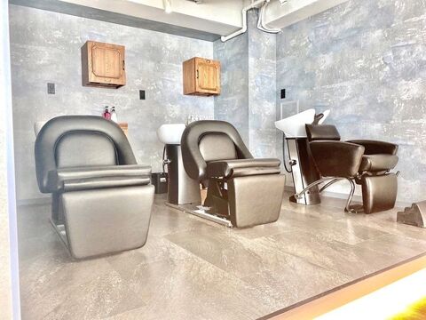 【三宮】≪指名50~55％／フリー40～45％の高還元率≫≪1日12000円保証あり≫抜群の集客と独自のシステムで若いお客様から圧倒的な支持を得ている人気サロン！自由な社風なので勤務日数などもライフスタイルに合わせ働けます「tlim by ENVY（トリムバイエンヴィー）」からスタイリスト（美容師）の求人☆★