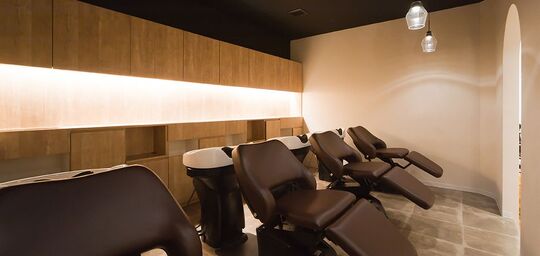 【京橋】 月8日休み  最短2年デビュー  社会保険完備 地域で大人気のトータルビューティーサロン☆充実の教育体制があり、売れるトップスタイリストに！コレクション参加や雑誌のヘアメイクなどクリエイティブ活動に積極的で美容師としてやりがい十分★WiLL 京橋店（ウィルキョウバシテン）からアシスタント（美容師）の求人☆★☆