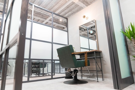 【なんば】≪完全マンツーマン&カットカラー2時間枠≫≪自由出勤≫≪永久保障給あり≫≪全席個室で最新設備完備≫≪単価9000円≫ヘアケアと髪質改善で高単価&指名再来率UPを目指します！「S.BROOM（エスドットブルーム）」からスタイリスト（美容師）の求人★☆