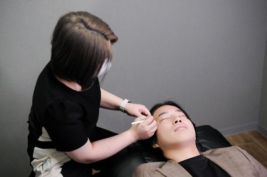 【四条】≪社会保険完備≫≪有給休暇あり≫≪土日休みOK≫≪マンツーマン施術≫≪ネイル・髪色自由≫正社員・業務委託、どちらの雇用形態も選べるサロン。研修制度がしっかりしているので未経験の方でも安心して働けます。「眉ラボ（マユラボ）」からアイブロウリストの求人★☆